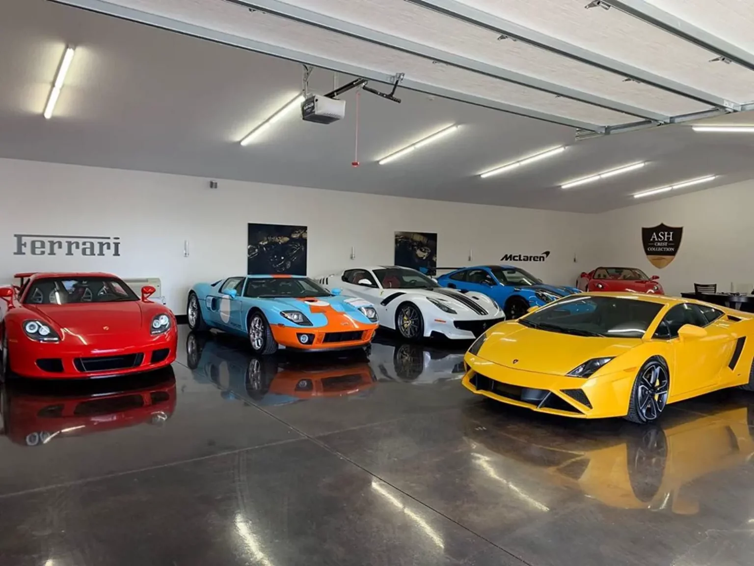 Collection de voitures de sport de luxe colorées, y compris Ferrari et McLaren, dans un garage privé, reflétant la passion pour les voitures exotiques et la collection.