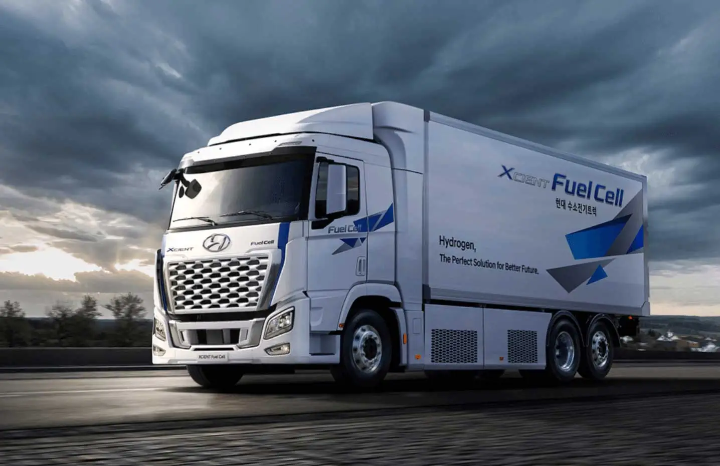 Camion à hydrogène Hyundai Xcient en mouvement, représentant l'engagement d'Innovia pour des solutions de transport durable en France.