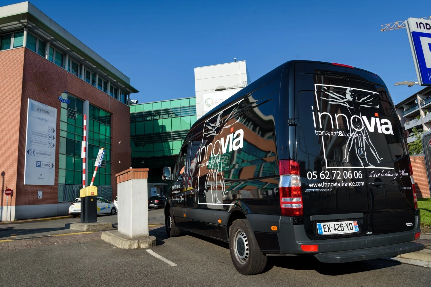 Le véhicule utilitaire léger d'Innovia Transport stationné dans un environnement urbain, prêt à assurer des services de livraison de colis rapides et efficaces.