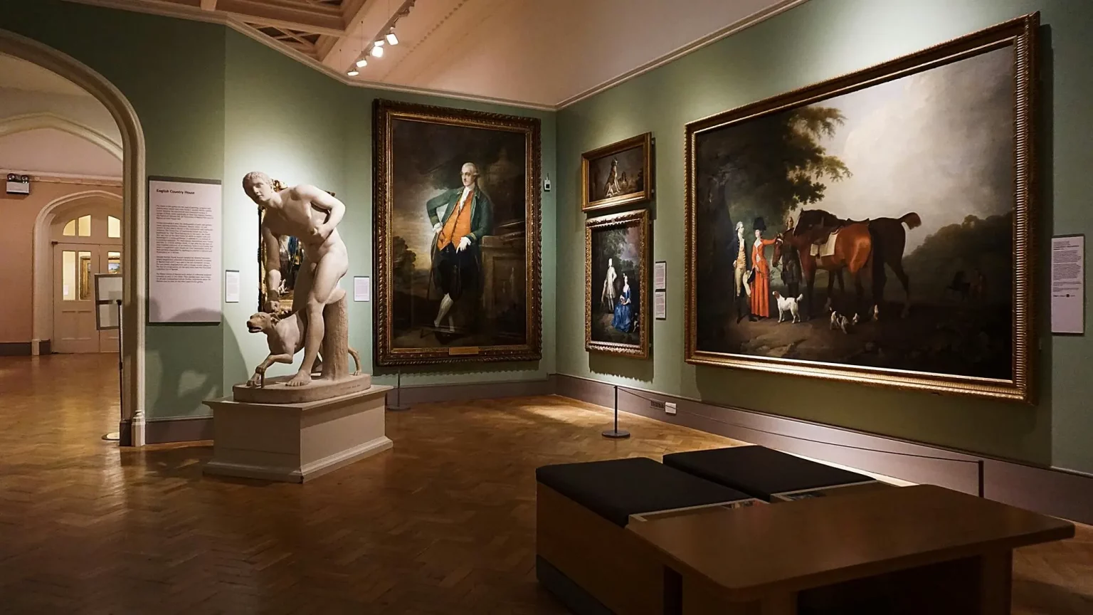 Salle de musée avec des œuvres d'art classiques, sculptures et tableaux, suggérant l'éducation et l'exposition culturelle.