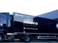 Vue latérale du semi-remorque moderne d'Innovia Transport, illustrant les capacités étendues de l'entreprise en matière de logistique et de fret.